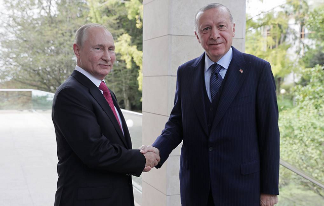 Tổng thống Nga Vladimir Putin và người đồng cấp Thổ Nhĩ Kỳ Recep Tayyip Erdogan (phải).