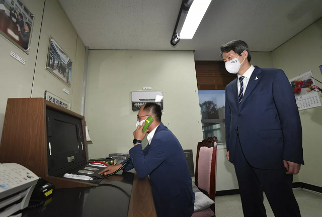 Quan chức chính phủ Hàn Quốc điện đàm với phía Triều Tiên.