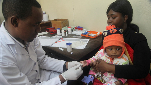Bác sĩ kiểm tra bệnh sốt rét cho một em bé tại Bệnh viện Ithani-Asheri ở Arusha, Tanzania.