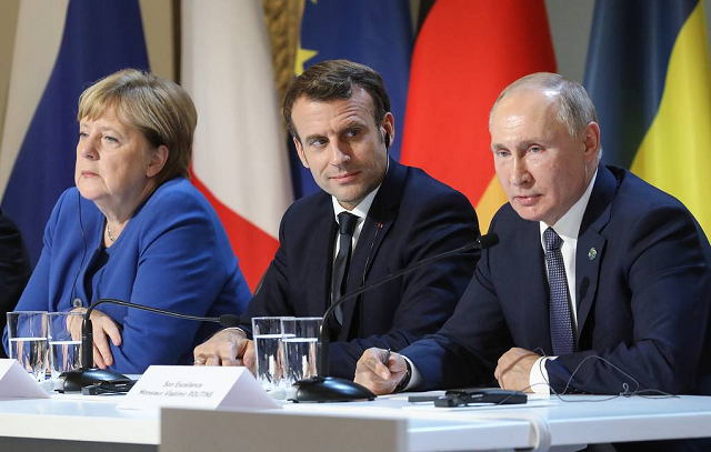 Thủ tướng Đức Angela Merkel, Tổng thống Pháp Emmanuel Macron (giữa) và Tổng thống Nga Vladimir Putin (phải).