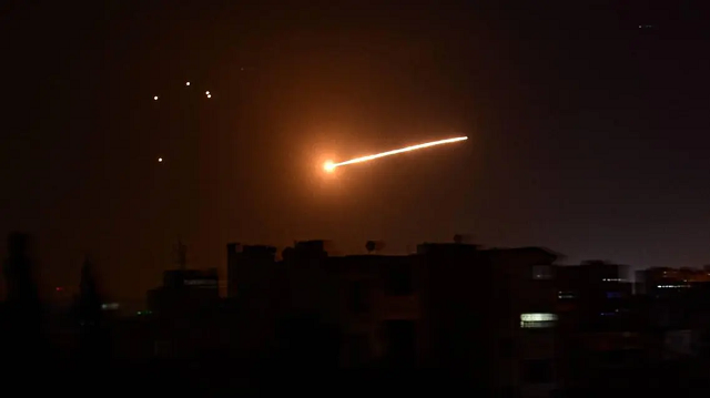 Syria chặn tên lửa Israel trong một cuộc không kích.