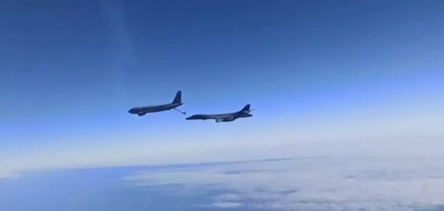 2 máy bay Nga bám theo 2 máy bay Mỹ trên bầu trời của Biển Đen.