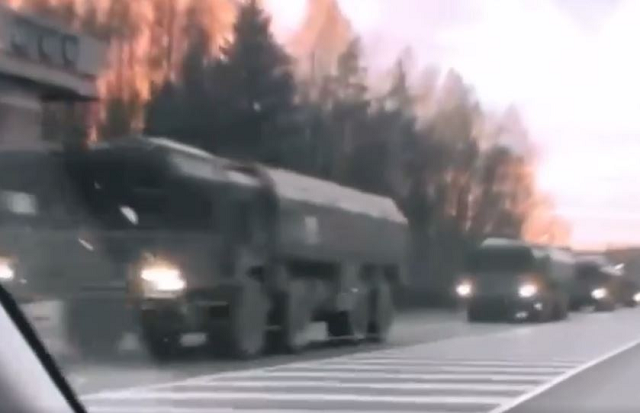 Vũ khí Nga được cho là hướng về biên giới Ukraine.