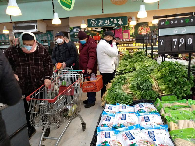 Người dân Trung Quốc đi siêu thị.