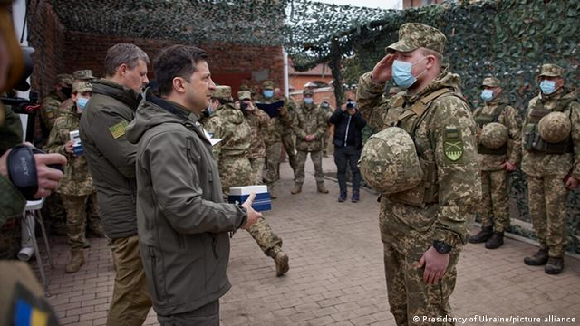 Tổng thống Ukraine Zelensky thị sát tình hình trong một lần tới vùng Donbass.