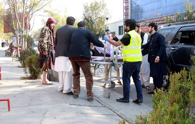 Nạn nhân của vụ nổ hôm qua tại Kabul, Afghanistan được đưa đi cấp cứu.