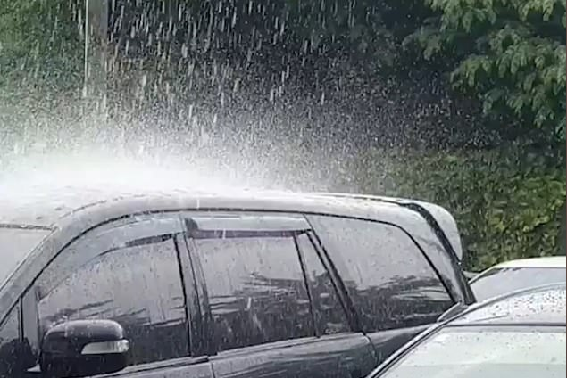 Hình ảnh mưa chỉ rơi xuống 1 chiếc ô tô.