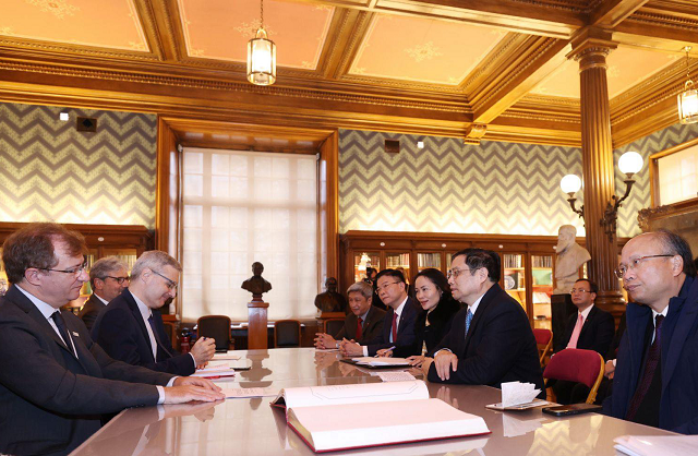 Thủ tướng Phạm Minh Chính đoàn đại biểu cấp cao Việt Nam thăm, làm việc với Viện Pasteur Paris.Ảnh: TTXVN.
