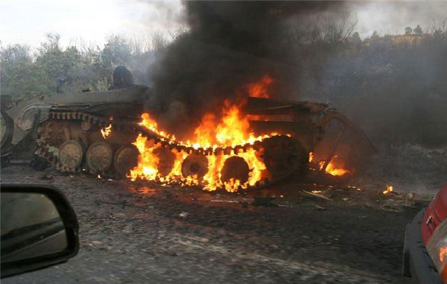 Một phương tiện chiến đấu bị phá hủy trong cuộc giao tranh ở Donbass.