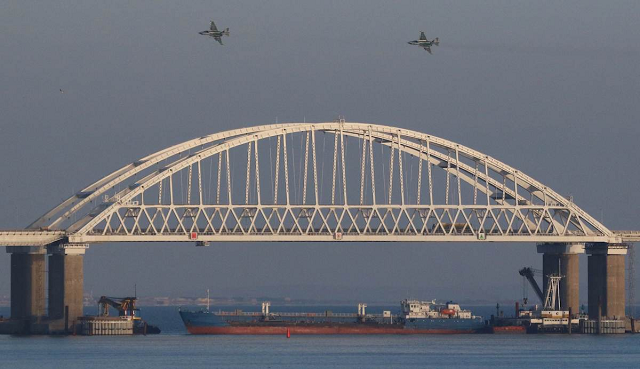 Máy bay chiến đấu Nga bay qua cây cầu nối đất liền Nga với bán đảo Crimea.