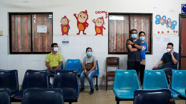 Xếp hàng tiêm vắc xin ở Campuchia.