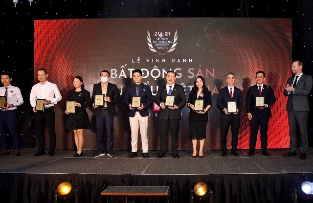 Đại diện Sun Property (thứ ba từ trái sang) nhận giải thưởng “Nhà phát triển Bất động sản tiêu biểu”