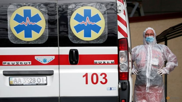 Nhân viên y tế và xe cứu thương ở Ukraine.