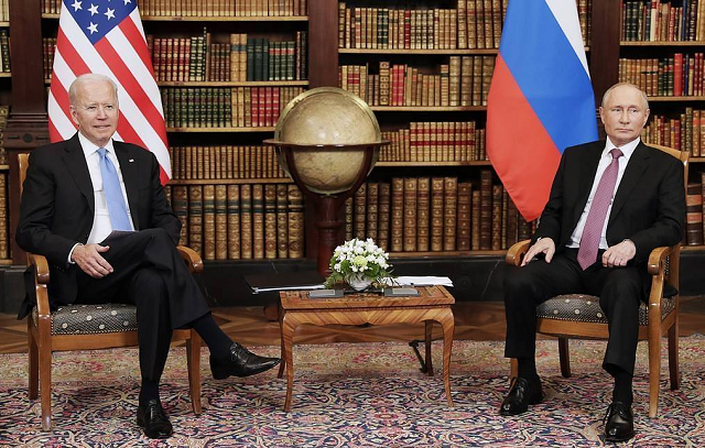 Tổng thống Mỹ Joe Biden (trái) và Tổng thống Nga Vladimir Putin.