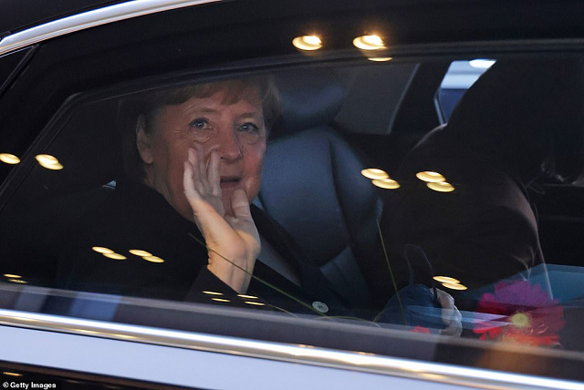 Bà Angela Merkel vẫy tay chào tạm biệt.
