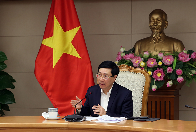 Phó Thủ tướng Phạm Bình Minh cho rằng, việc khôi phục các chuyến bay thương mại quốc tế là yêu cầu của thực tiễn trong tình hình bình thường mới, đặc biệt trước nhu cầu đi lại tăng cao trong thời điểm cuối năm. Ảnh: VGP/Hải Minh.