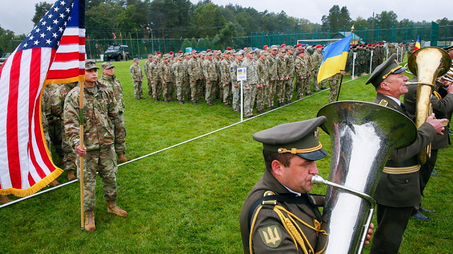Quân đội Mỹ và Ukraine.
