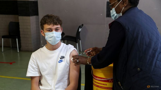 Một thiếu niên được tiêm vắc xin ở Nam Phi.