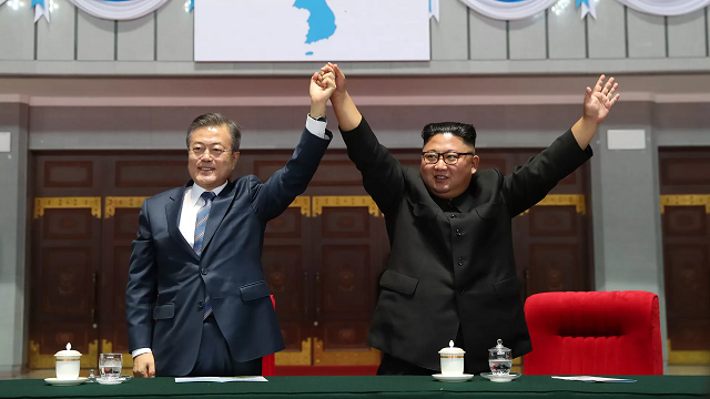 Tổng thống Hàn Quốc Moon Jae-in  và Lãnh đạo Triều Tiên Kim Jong-un.