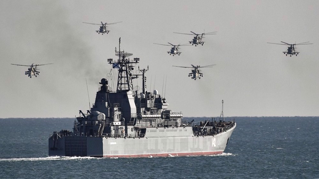 Tàu Novocherkassk tham gia cuộc tập trận đổ bộ vào một bờ biển ở dãy Opuk, Crimea.