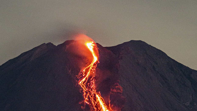 Núi lửa Semeru của Indonesia phun trào.