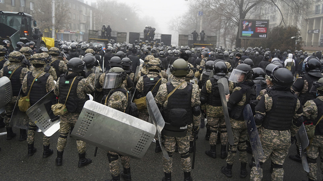 Cảnh sát chống bạo động ngăn một con phố để ngăn người biểu tình ở Almaty, Kazakhstan.