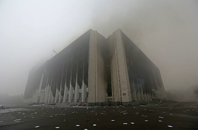 Tòa nhà thị chính bị đốt cháy ở Almaty, Kazakhstan.