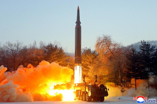 Hãng tin KCNA đưa hình ảnh về vụ bắn thử một tên lửa tại một địa điểm không được tiết lộ ở Triều Tiên ngày 5/1.