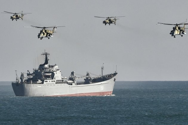 Tàu đổ bộ cỡ lớn Saratov tham gia một cuộc tập trận tại dãy Opuk, Crimea.
