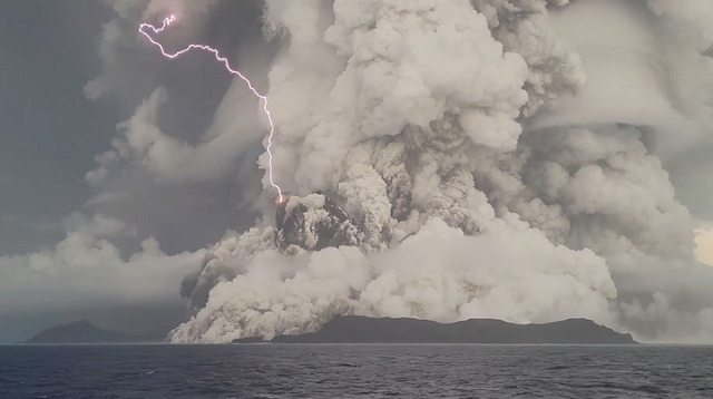 Hình ảnh núi lửa ở Tonga phun trào.