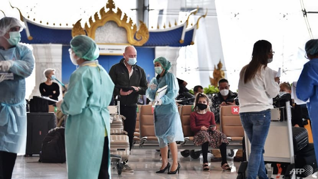 Du khách quốc tế chờ hướng dẫn từ các quan chức y tế bên trong nhà ga đến tại Sân bay Quốc tế Suvarnabhumi, Thái Lan. 