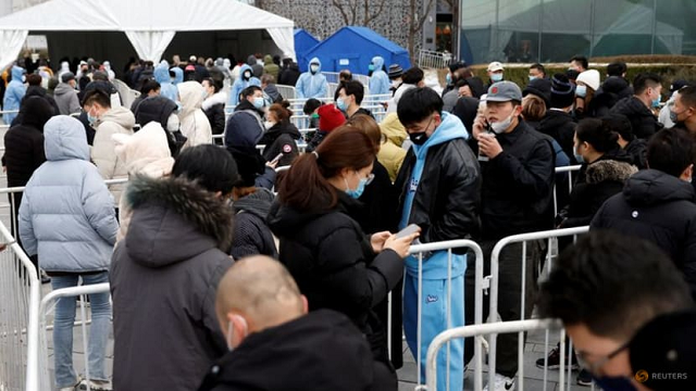 Người dân xếp hàng dài tại một địa điểm xét nghiệm axit nucleic bên ngoài một trung tâm mua sắm ở Bắc Kinh, Trung Quốc vào ngày 26 tháng 1 năm 2022.