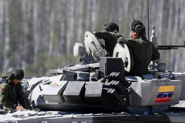 Quân đội Venezuela tham gia cuộc thi đua xe tăng cá nhân trong Thế vận hội Quân đội Quốc tế 2017 tại sân tập Alabino ở vùng Moscow, Nga.