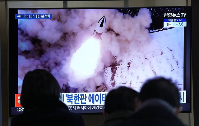 Truyền hình Hàn Quốc đưa tin Triều Tiên phóng tên lửa.