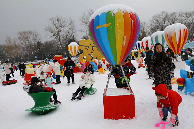 Trẻ em chơi trong tuyết tại lễ hội băng và tuyết trước Tết Nguyên đán ở một công viên ở Bắc Kinh, Trung Quốc.