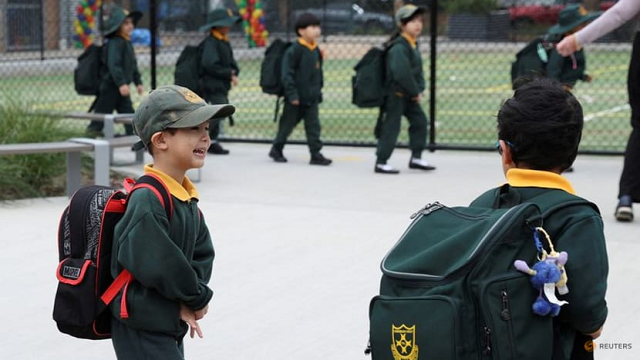 Trẻ em Australia quay trở lại trường học.