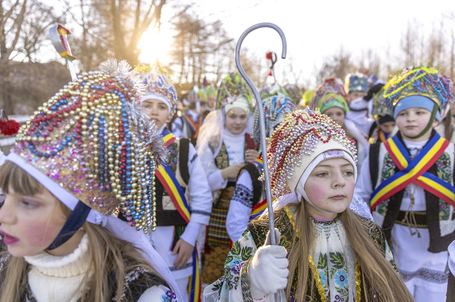 Những người tham gia mặc trang phục truyền thống mừng lễ hội Malanka ở Krasnoilsk, Ukraine. 