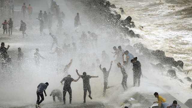 Mọi người tụ tập bên bờ biển Marine Drive khi thủy triều lên ở Mumbai. 