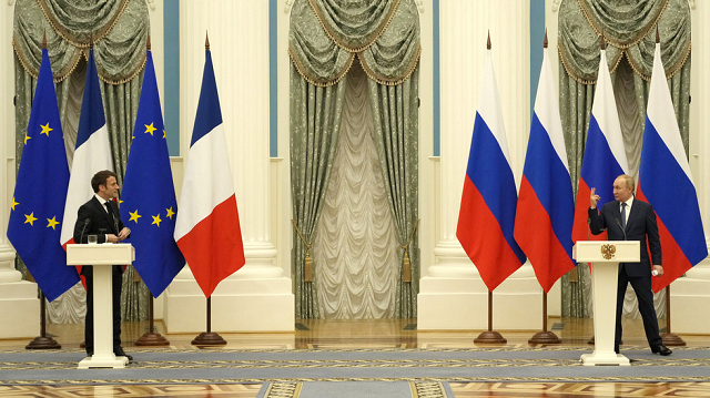 Tổng thống Nga Vladimir Putin, phải và Tổng thống Pháp Emmanuel Macron phát biểu sau cuộc hội đàm của họ ở Moscow 