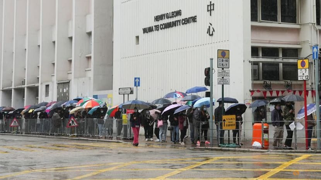 Người Hong Kong xếp hàng bên ngoài một trung tâm xét nghiệm cộng đồng.