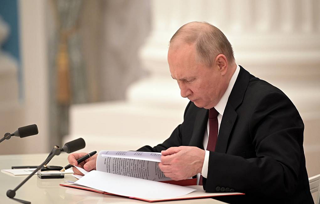 Tổng thống Nga Vladimir Putin đã ký sắc lệnh  công nhận các nước Cộng hòa Nhân dân Donetsk (DPR) và Lugansk (LPR).