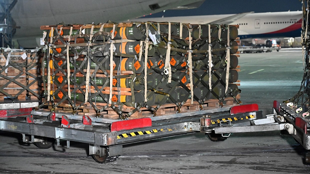 Đạn dược, vũ khí và các thiết bị khác được chuyển đến Kiev vào ngày 25 tháng 1 năm 2022