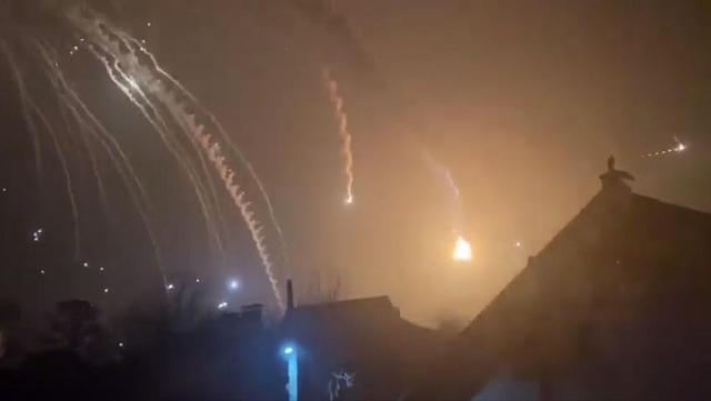 Đạn pháo trên bầu trời Kiev sáng sớm hôm nay.