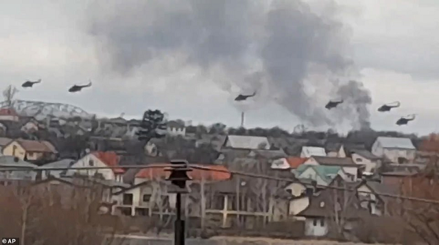 Máy bay trực thăng tấn công Mi-8 của Nga tấn công căn cứ không quân Gostomel, ngay ngoại ô Kiev.