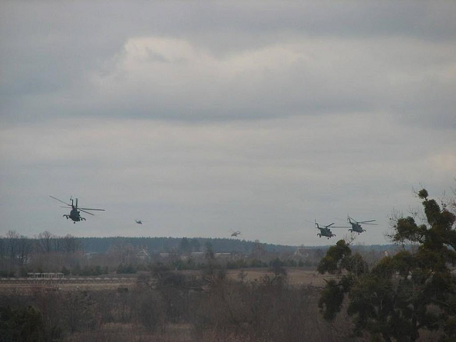 Máy bay trực thăng tấn công Nga bay qua vùng Kiev của Ukraine.