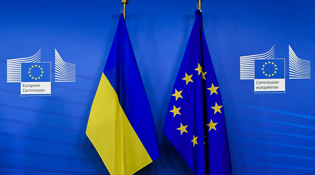 Quốc kỳ Urkaine và cờ EU.