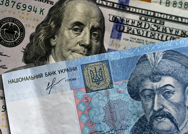 Tiền tệ Mỹ và tiền tệ Ukraine.