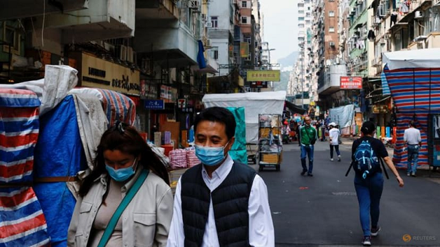 Người dân Hong Kong đeo khẩu trang trên đường phố.