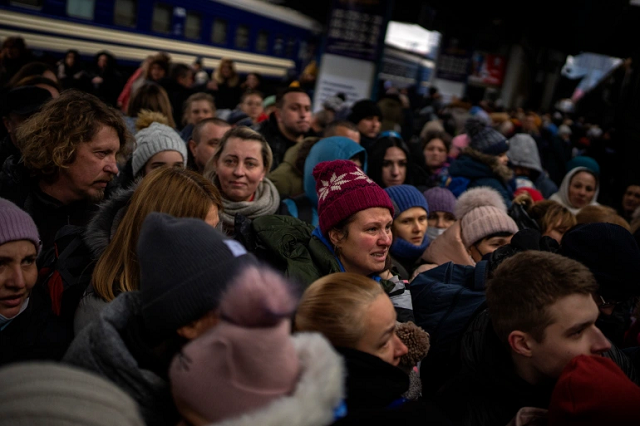 Phụ nữ và trẻ em cố gắng lên chuyến tàu đi Lviv, tại nhà ga Kiev ở Ukraine.