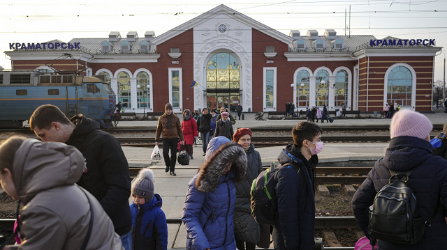 Người dân tại một nhà ga xe lửa ở Kiev, Ukraine.